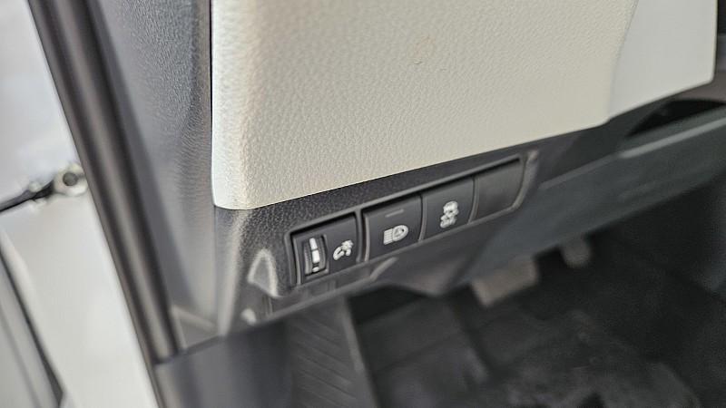 2026 Toyota COROLLA CROSS LE thumbnail 19