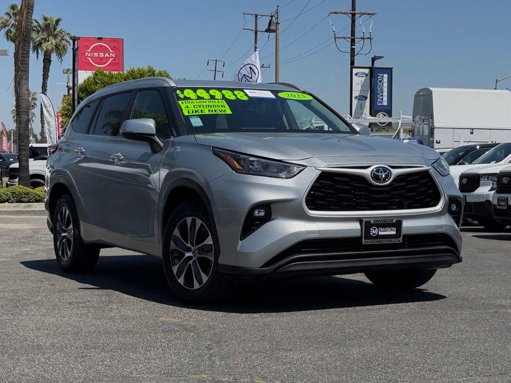 2025 TOYOTA HIGHLANDER XLE photo 3