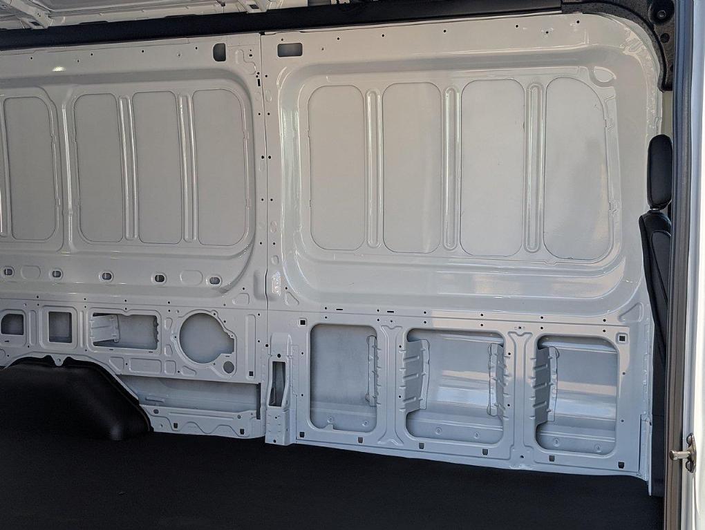 صورة مصغرة 13 لـ 2026 FORD TRANSIT-250 148 WB MEDIUM ROOF CARGO