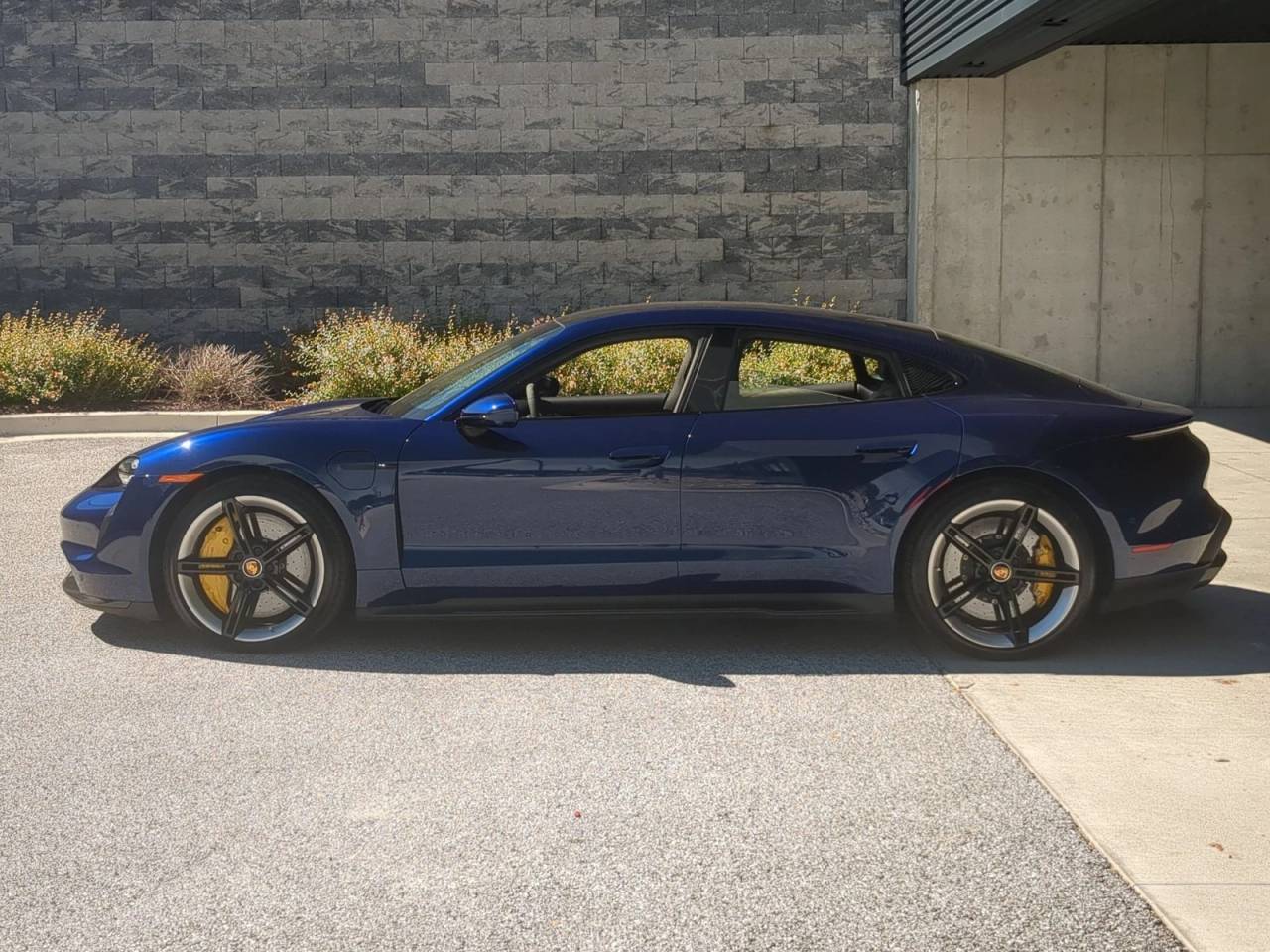 صورة 2 لـ 2020 Porsche TAYCAN