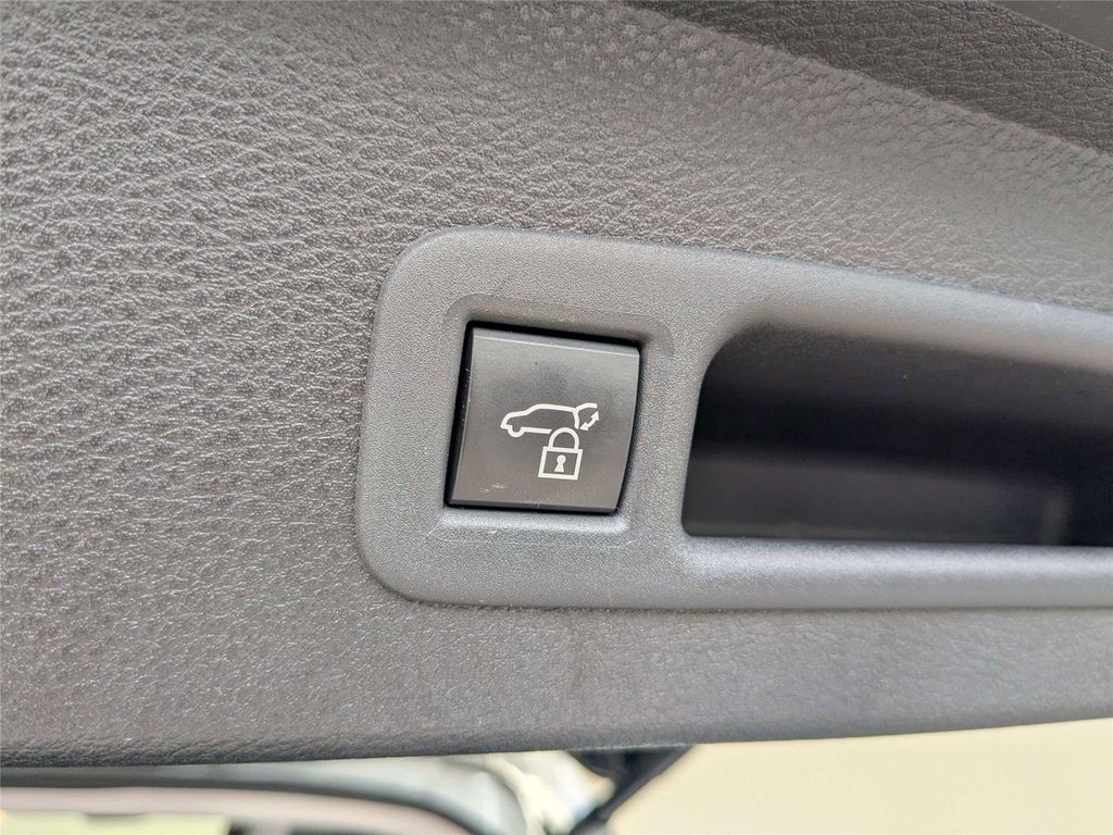 2025 TOYOTA SIENNA XLE photo 8