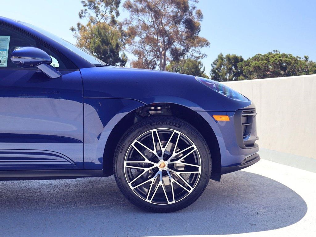 2026 Porsche MACAN thumbnail 11