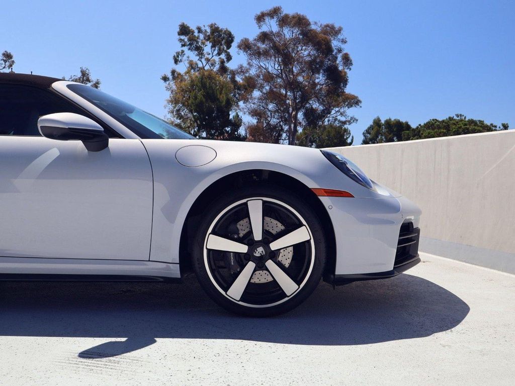 صورة 12 لـ 2025 Porsche 911 CARRERA