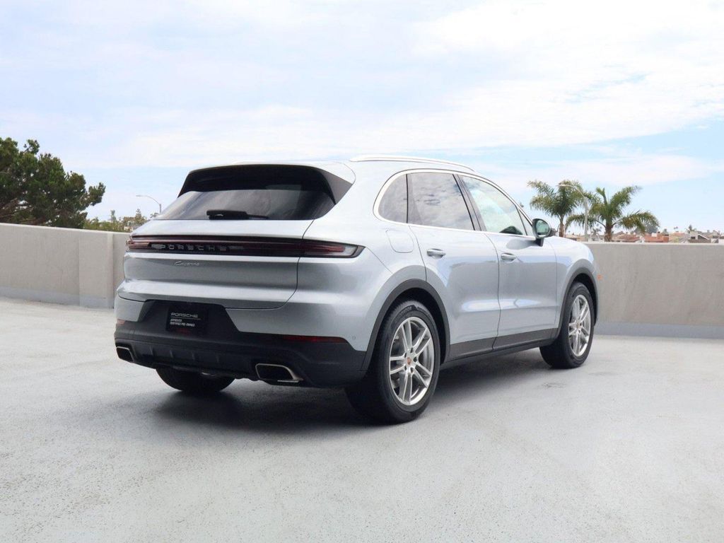 صورة 9 لـ 2025 Porsche CAYENNE