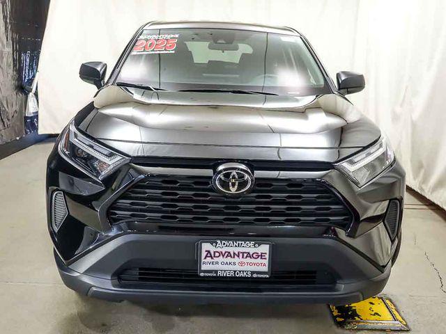 2025 Toyota RAV4 LE — фото 3