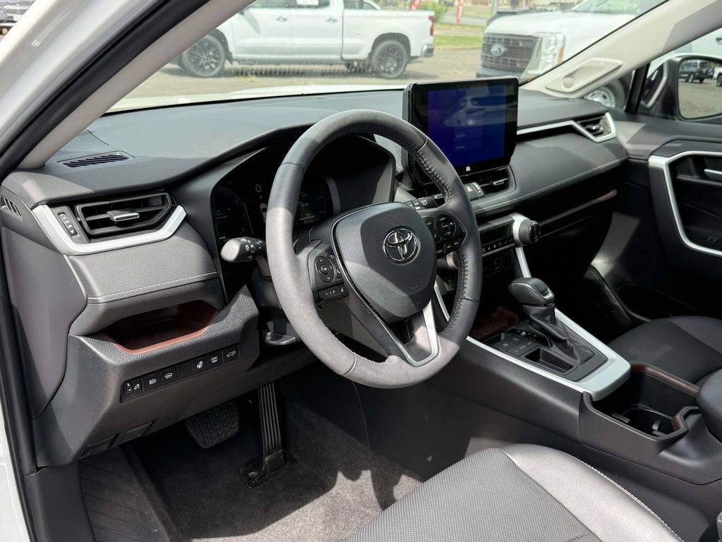 2023 Toyota RAV4 LIMITED — фото 2