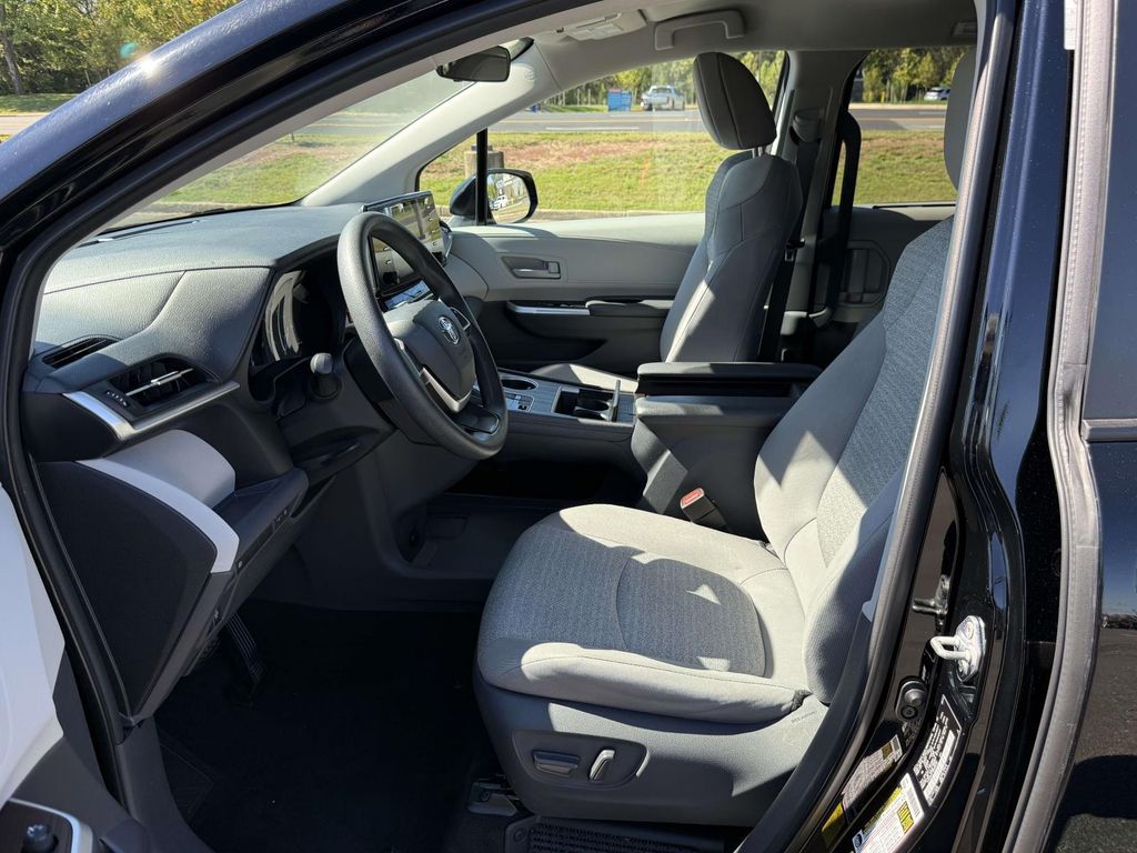 2021 Toyota SIENNA LE 缩略图 13