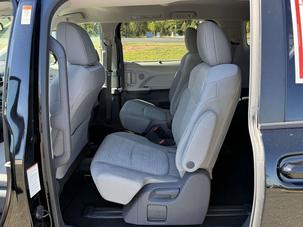 2021 Toyota SIENNA LE 缩略图 14