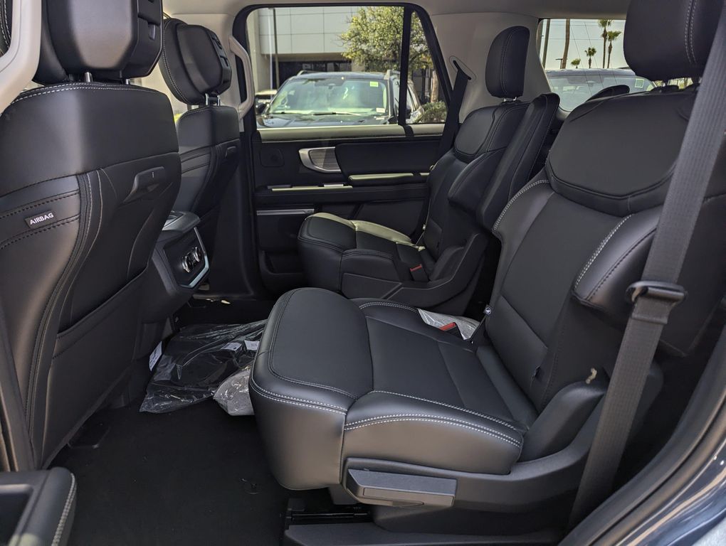 صورة 8 لـ 2027 FORD EXPEDITION PLATINUM