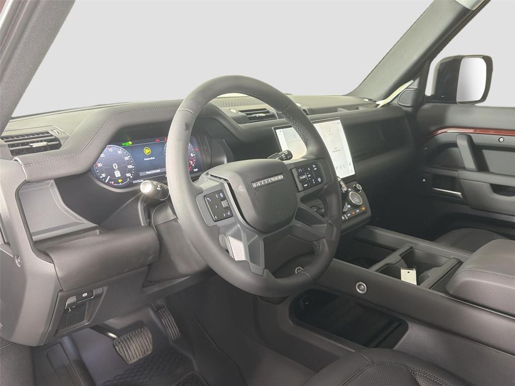 صورة 9 لـ 2026 LAND Rover DEFENDER P300 S