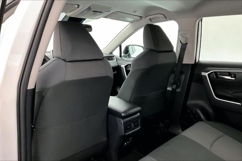 2025 Toyota RAV4 XLE — миниатюра 12