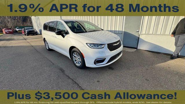New 2026 Chrysler Pacifica Select