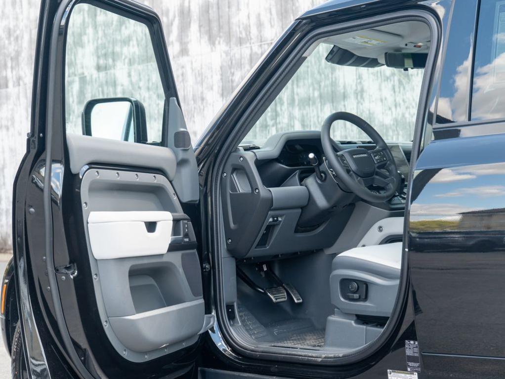صورة 10 لـ 2026 LAND Rover DEFENDER P525 V8