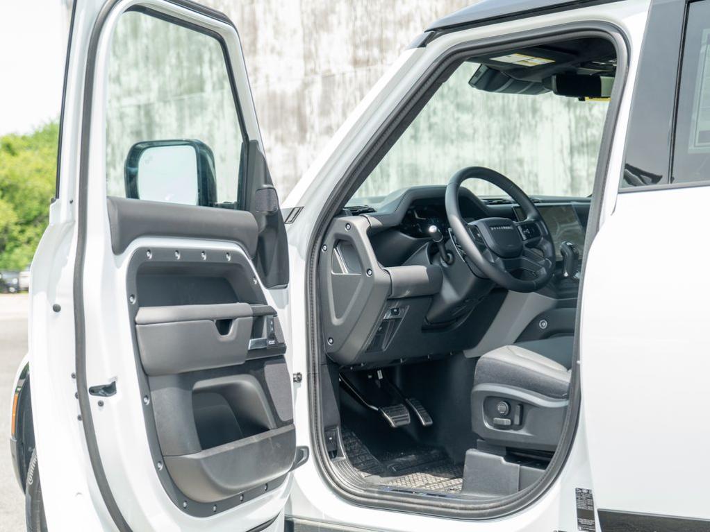 صورة 10 لـ 2026 LAND Rover DEFENDER P525 V8