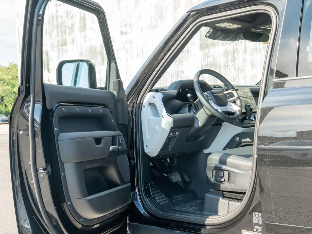 2026 LAND Rover DEFENDER P400 X-DYNAMIC SE photo 10