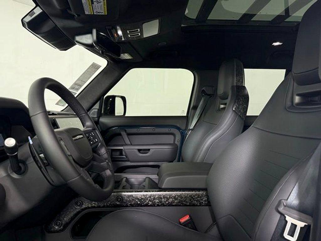 2026 LAND Rover DEFENDER OCTA — фото 4