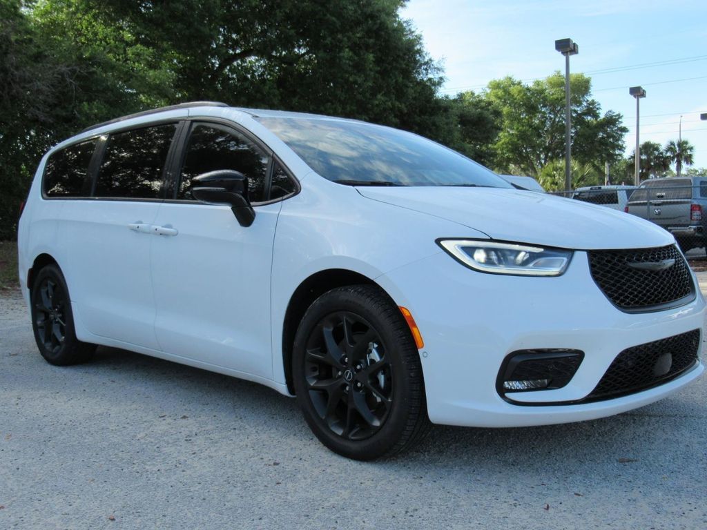New 2026 Chrysler Pacifica Select FWD