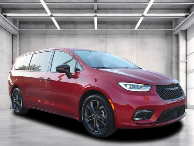 New 2026 Chrysler Pacifica Select FWD