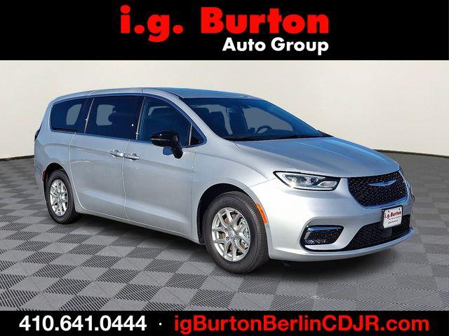 New 2026 Chrysler Pacifica Select