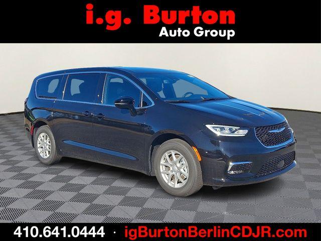 New 2026 Chrysler Pacifica Select
