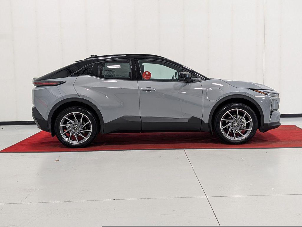 2026 Toyota C-HR XSE photo 5
