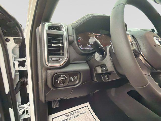 2026 RAM 3500 LARAMIE CREW CAB 4X4 8' BOX — миниатюра 29