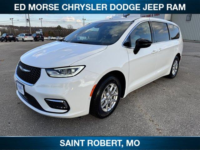 New 2026 Chrysler Pacifica Select