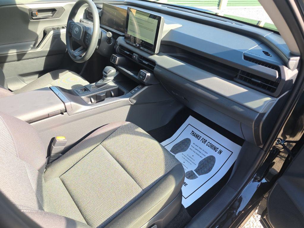 2026 Toyota RAV4 LE — миниатюра 18