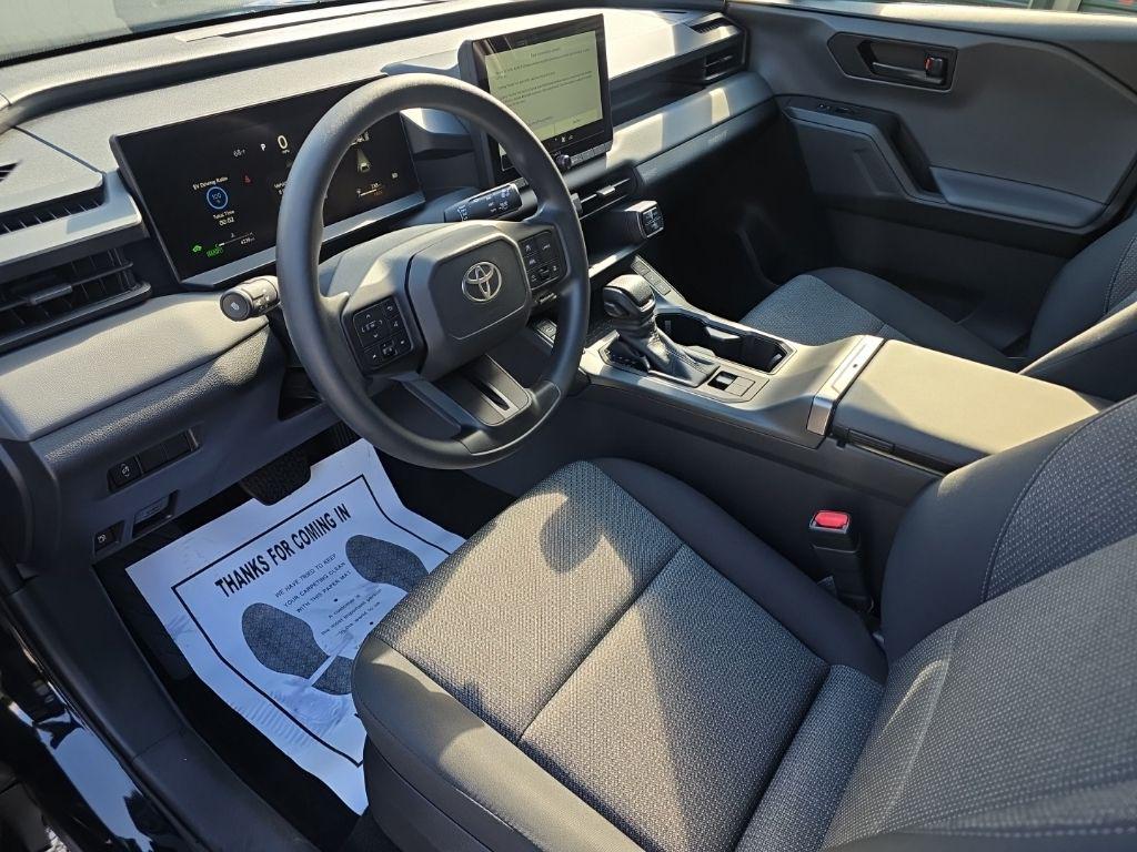 2026 Toyota RAV4 LE — миниатюра 11