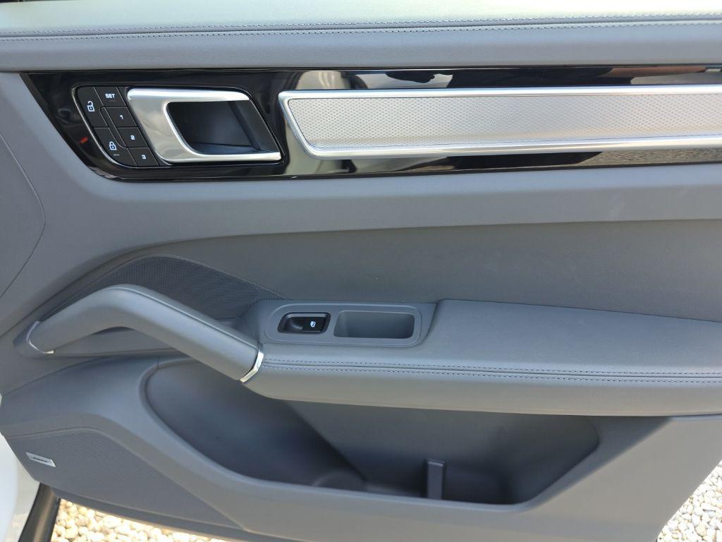 صورة مصغرة 19 لـ 2023 Porsche CAYENNE PLATINUM EDITION
