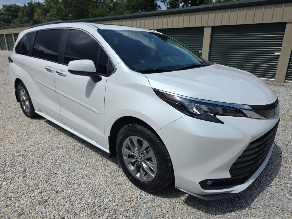 صورة 8 لـ 2025 Toyota SIENNA XLE