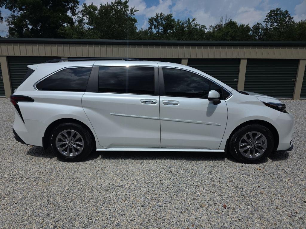 صورة 7 لـ 2025 Toyota SIENNA XLE
