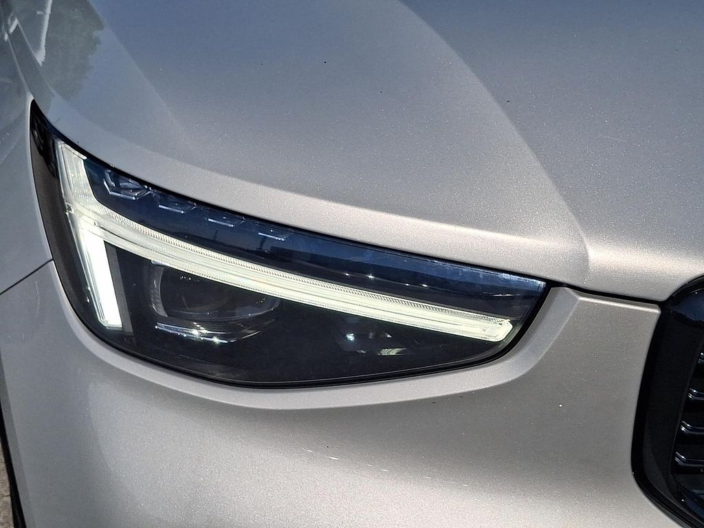صورة 9 لـ 2023 Volvo XC40 B5 ULTIMATE DARK THEME
