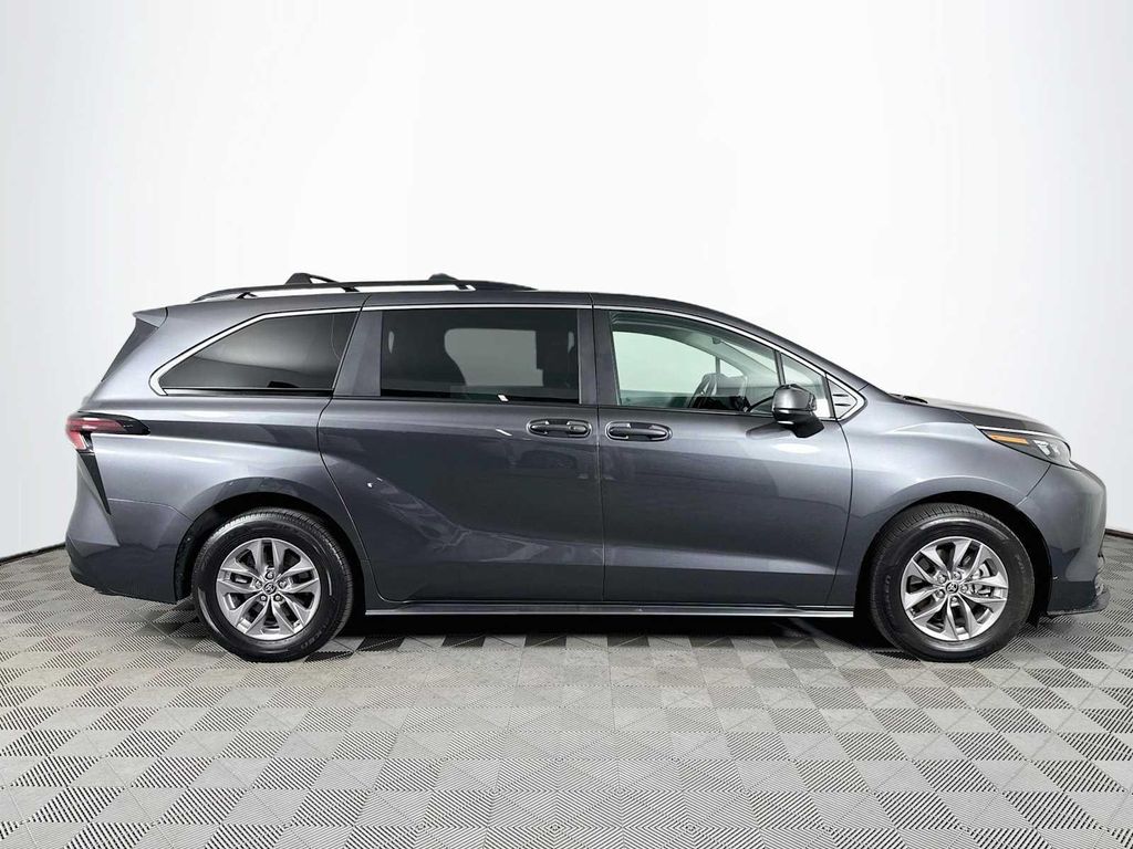 2025 Toyota SIENNA LE — фото 4