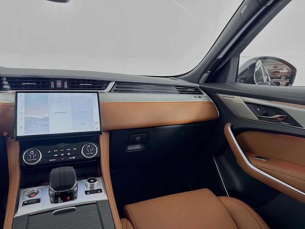 صورة مصغرة 31 لـ 2025 Jaguar F-PACE R-DYNAMIC S P400 AWD AUTOMATIC