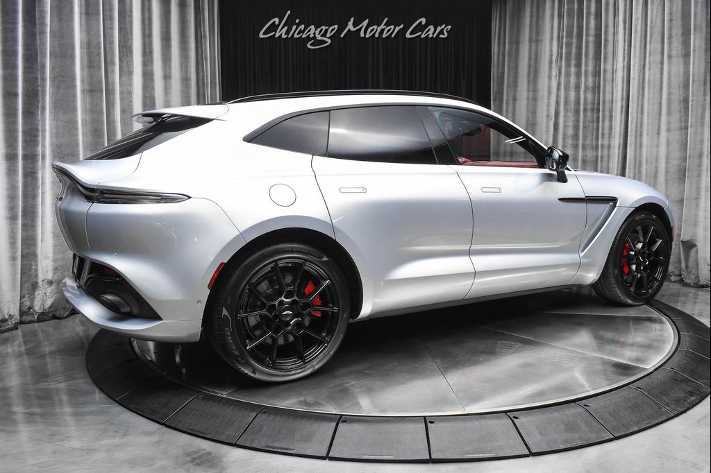 2022 Aston Martin DBX SUV — фото 5