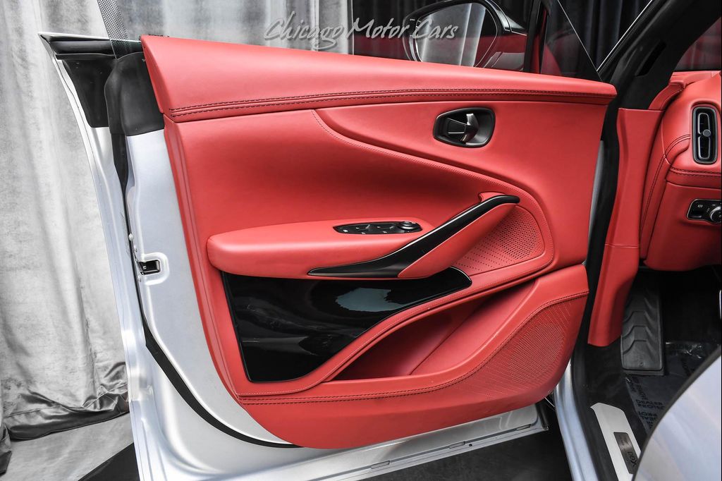 2022 Aston Martin DBX SUV — миниатюра 30