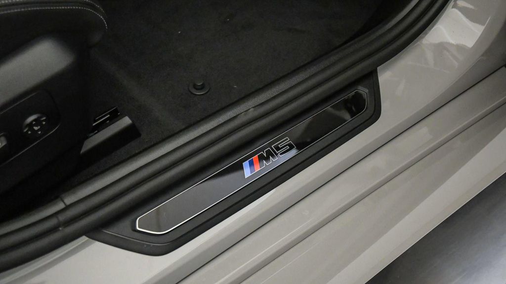 صورة مصغرة 23 لـ 2027 BMW M5 BASE