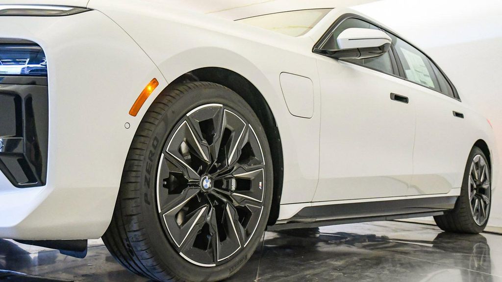 صورة 10 لـ 2026 BMW 750E I XDRIVE