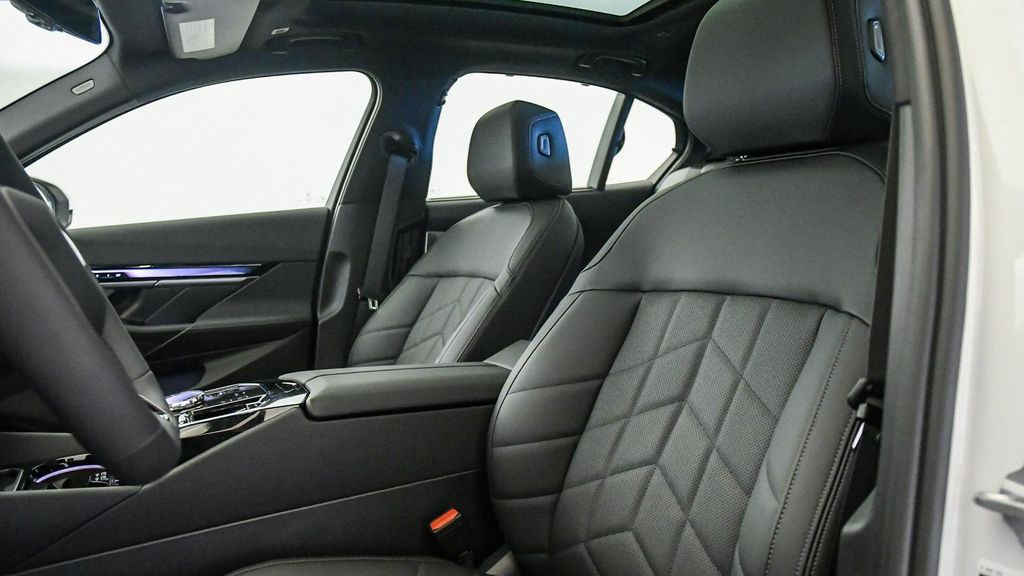 2027 BMW 550E 550E XDRIVE — миниатюра 21
