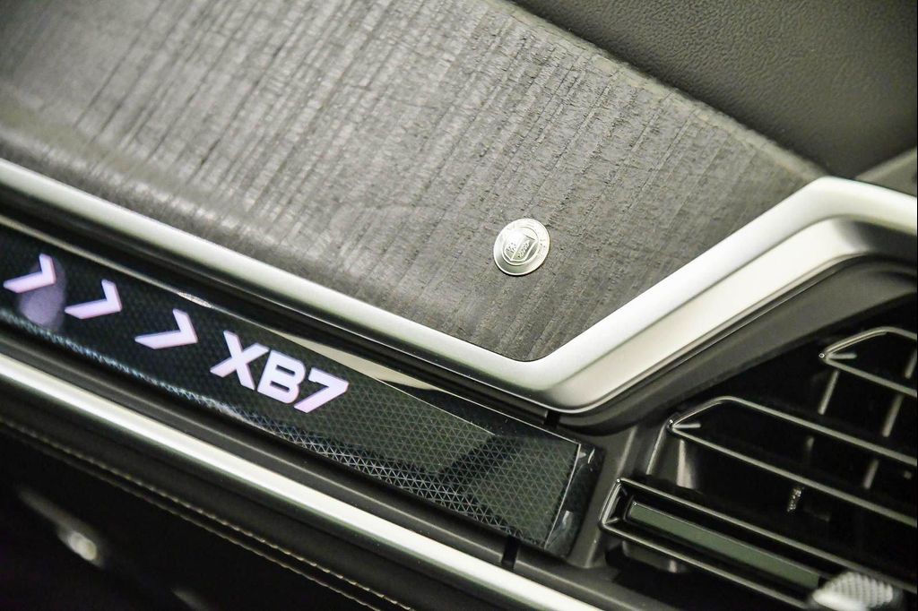 2026 BMW ALPINA XB7 thumbnail 19