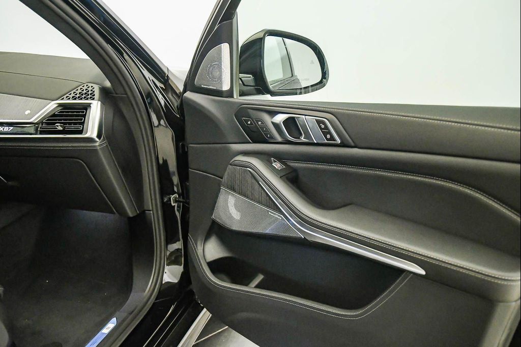 2026 BMW ALPINA XB7 thumbnail 23