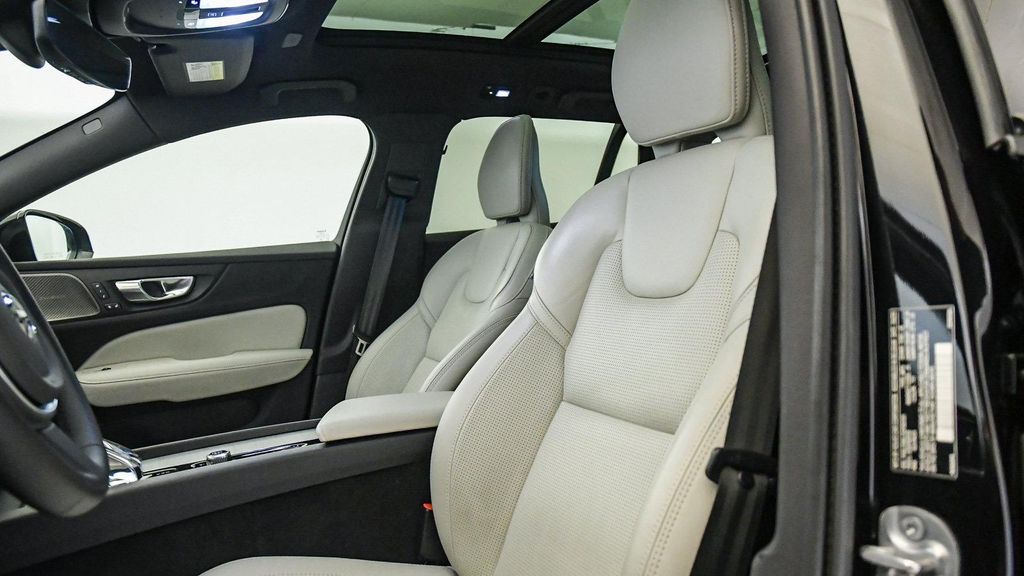 2025 Volvo V60 CROSS COUNTRY ULTRA, B5 AWD GAS (MILD HYBRID) — миниатюра 19