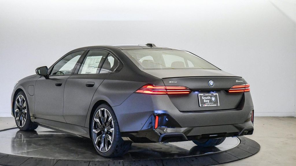 2027 BMW 550E XDRIVE — фото 2