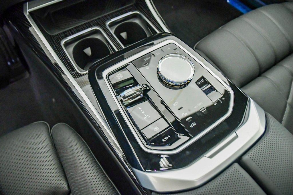 صورة مصغرة 24 لـ 2026 BMW 750E I XDRIVE