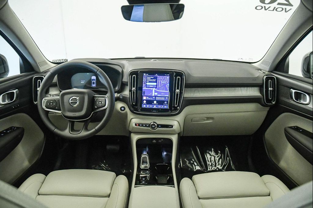 2026 Volvo XC40 PLUS, B4 FWD GAS (MILD HYBRID), DARK 缩略图 15