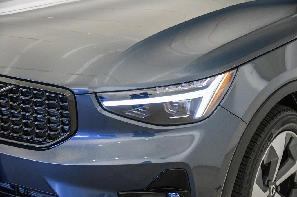2026 Volvo XC40 PLUS, B4 FWD GAS (MILD HYBRID), DARK — фото 9