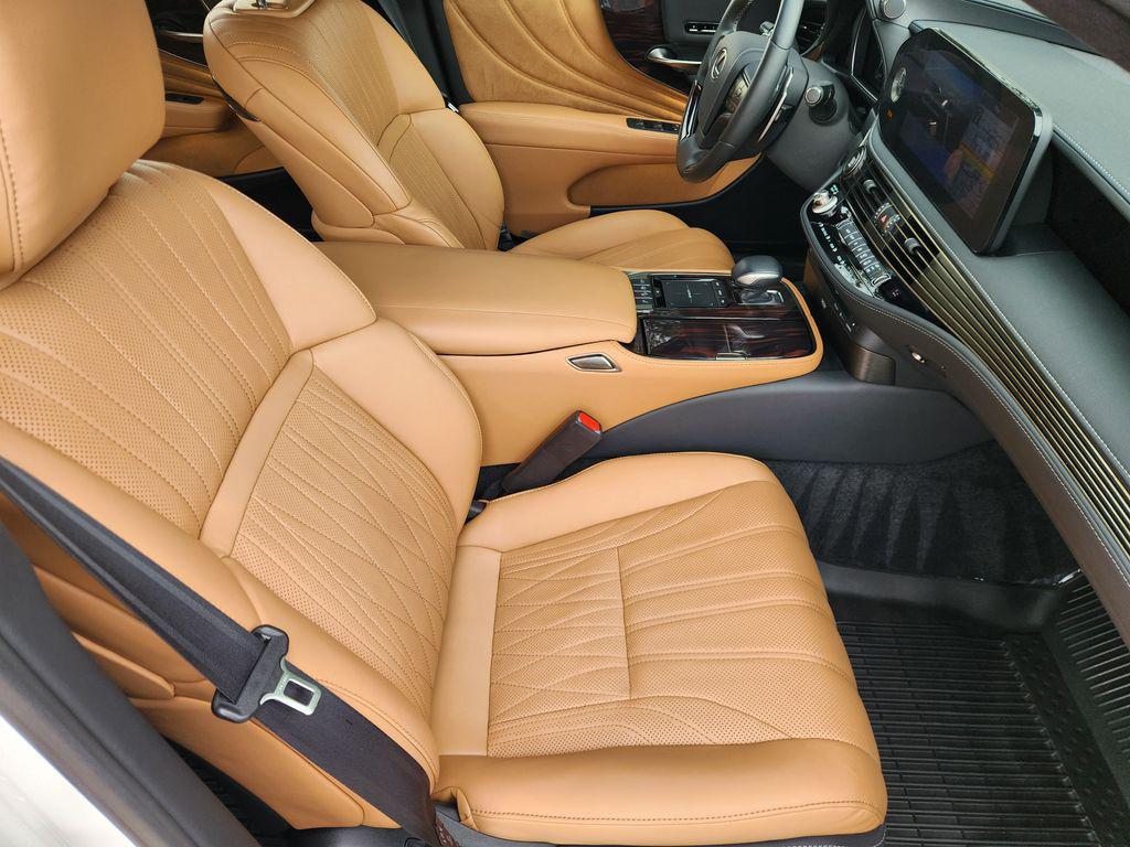 صورة 14 لـ 2022 Lexus LS 500 BASE