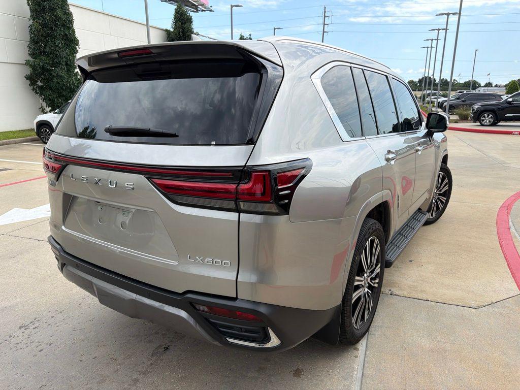 2024 Lexus LX 600 LUXURY photo 3