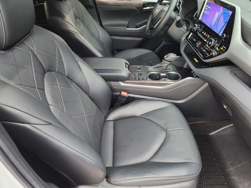 صورة مصغرة 14 لـ 2023 Toyota HIGHLANDER PLATINUM